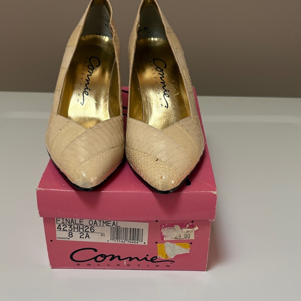 Connie Women's Finale Oatmeal Textured reptile Heels